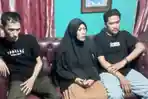Mimin-Mintarsih-bersama-kedua-anaknya-saat-ditemui-di-rumahnya-Kamis-19102023.jpg