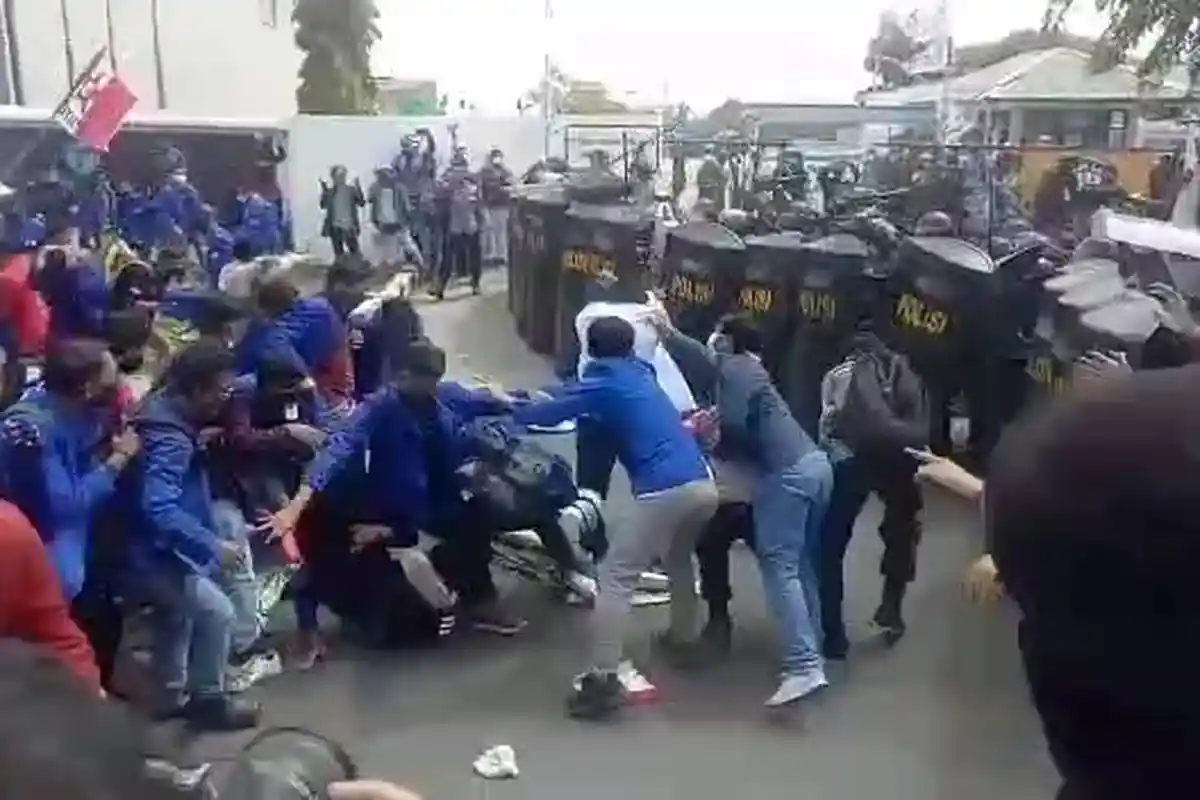 Demonstrasi Tolak Pengesahan RUU Ciptaker di Cikarang Ricuh, Mahasiswa Bentrok dengan Aparat