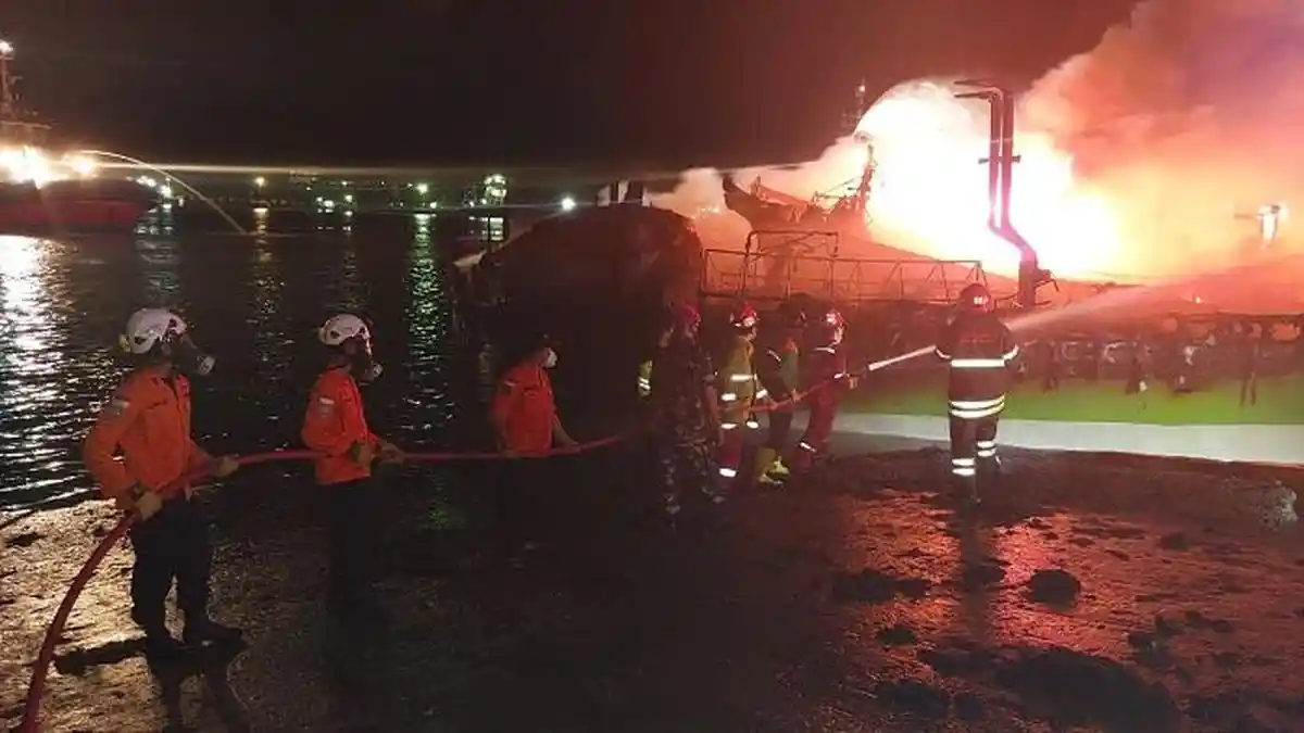 Seorang Montir Terluka, Kebakaran Kapal di Dermaga Cilacap Diduga Dipicu Ledakan Dinamo