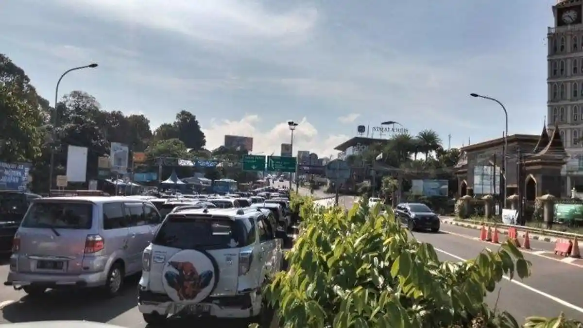 Semalam 100 Ribu Motor Padati Puncak Bogor, Polisi Berlakukan One Way di Libur Waisak Hari Ini