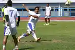 pemain-persib-bandung-eka-ramdani-melepaskan-tendangan.jpg