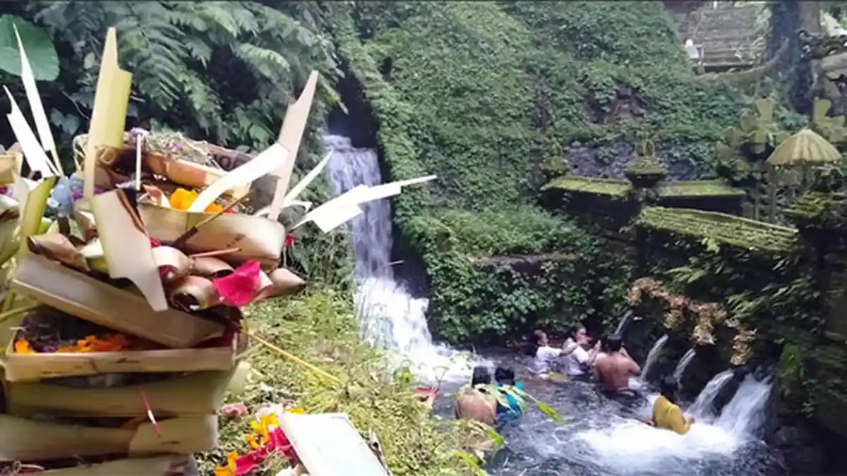 TIDAK Boleh Keramas & Malukat, Tepat Purnama Wuku Wayang & Disebut Dina Gamya, Simak Penjelasannya!