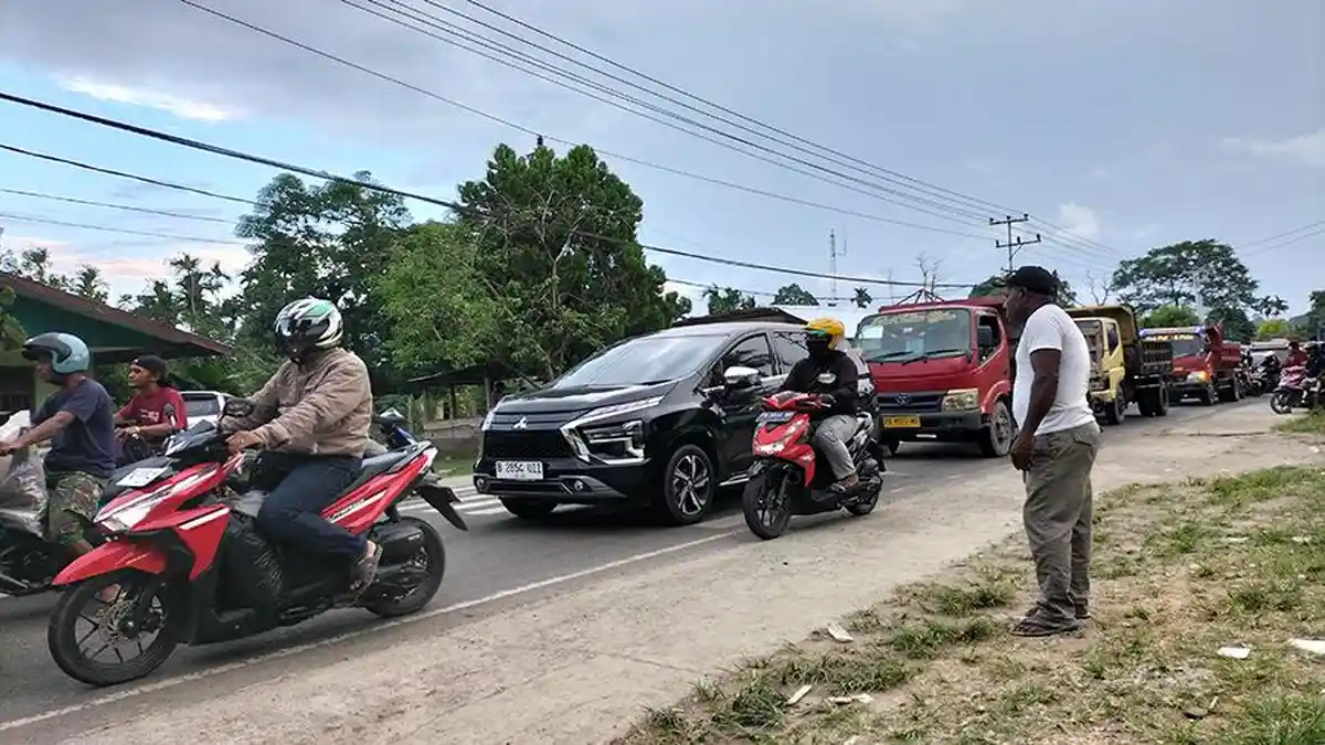 Polisi Bongkar Palang Jalan di Sowi Marampa, Arus Lalu Lintas Kembali Normal