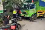 kecelakaan-melibatkan-truk-kenderaan-roda-tiga-dan-2-sepeda-motor.jpg