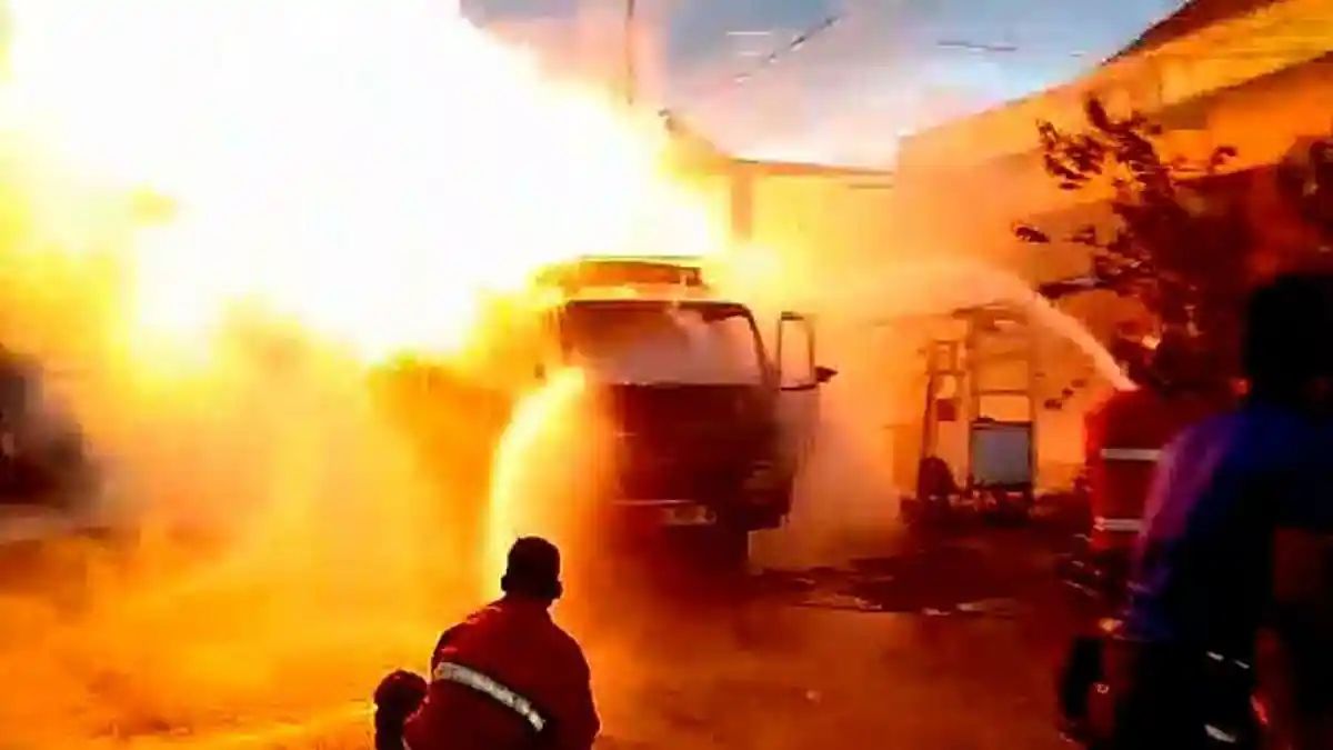 Truk Angkut Gas LPG 3 Kg Terbakar Hebat di Sukabumi, Api Membumbung Tinggi hingga Picu Macet 3,4 Km