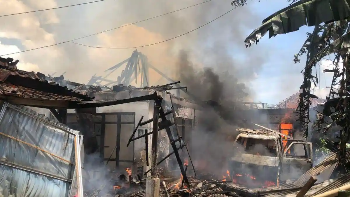 Warga Dengar Ledakan dari Mobil yang Ikut Terbakar Saat Api Melahap Sebuah Rumah di Tasikmalaya