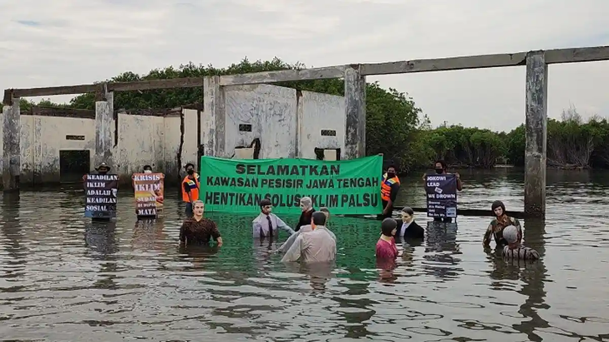 Protes Pemerintah Tak Urus Warga Terdampak Perubahan Iklim, Walhi Jateng Tenggelamkan 10 'Pejabat'