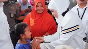 Gubernur-Jawa-Timur-Khofifah-Indar-Parawansa-membagikan-telur-ayam-pada-anak-anak.jpg