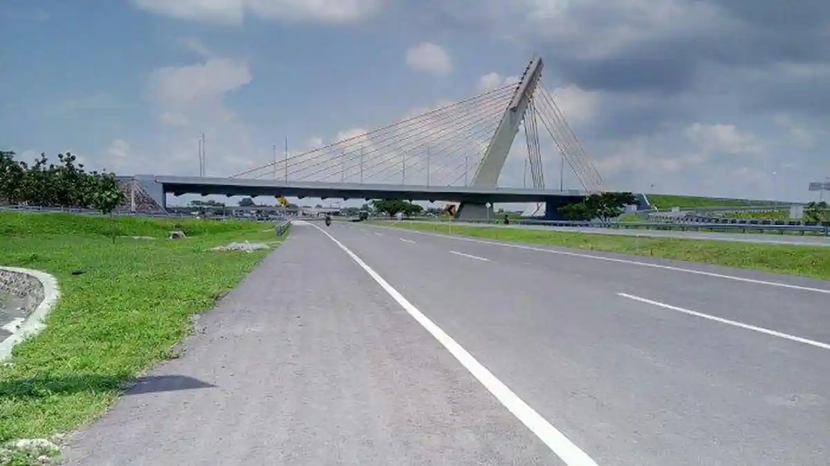 Ngebut saat Jalan Licin, Lamborgini Terperosok di Tol Solo-Sragen