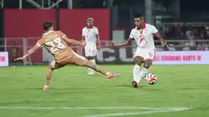 Aksi-gelandang-Malut-United-Wbeymar-Angulo-dihadang-seorang-pemain-Dewa-United.jpg
