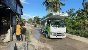 JALAN-RUSAK-Salah-satu-ruas-yang-dikeluhkan-warga-berada-di-Desa-Toddang-Bojo.jpg