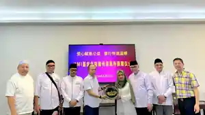 2026-05-23-penyerahan-donasi-keluarga-besar-UMI.jpg
