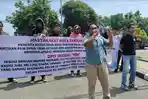 Belasan-warga-Kota-Tanjungbalai-berunjukrasa-di-depan-pintu-masuk-Polda-Sumut.jpg