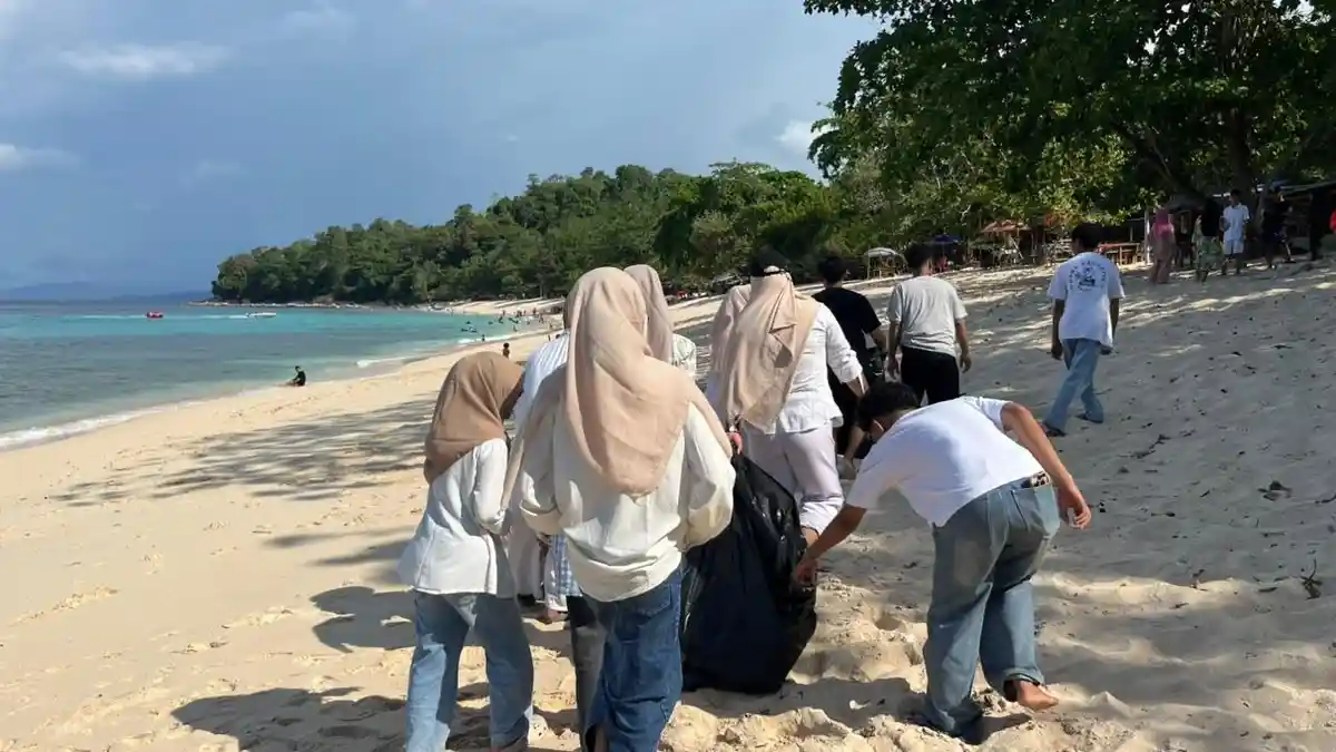 Peduli Lingkungan, HMPS Psikologi Islam IAIN Manado Bersih-Bersih Pantai Paal Minut - Tribunmanado.co.id
