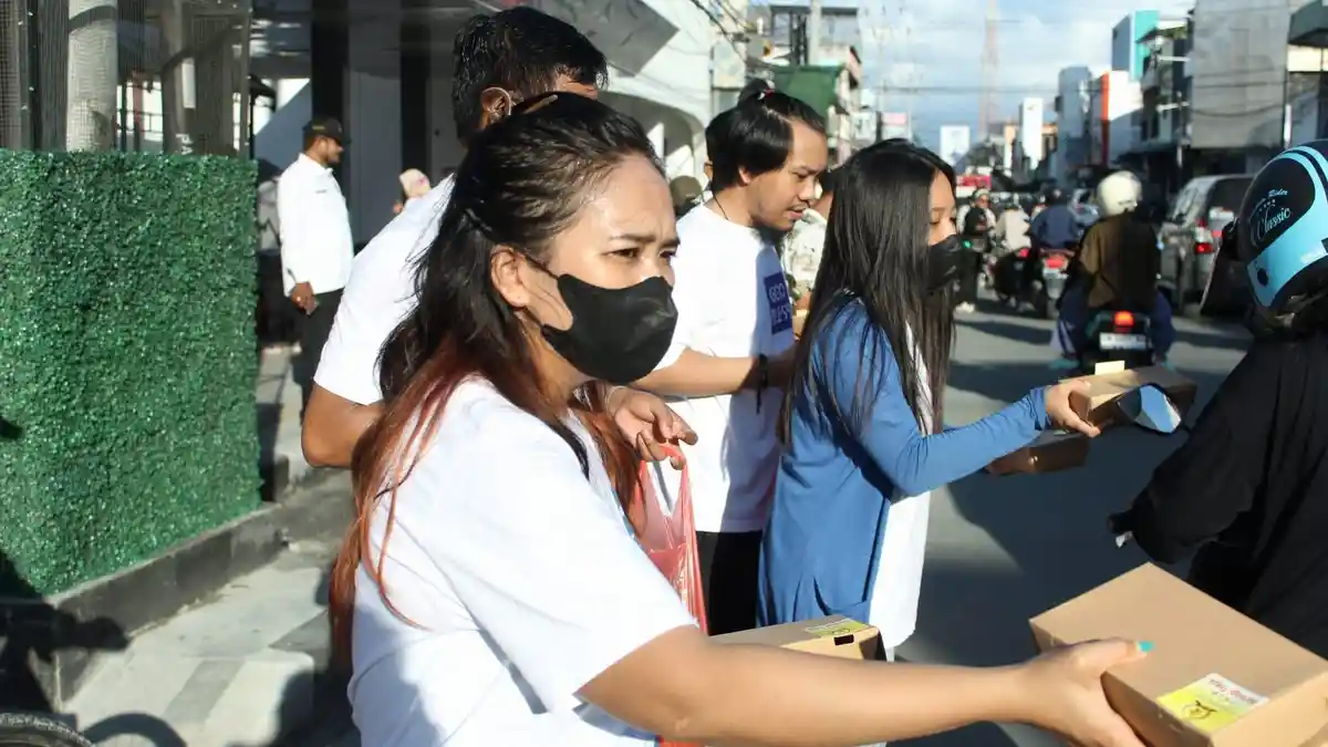 Bagikan Takjil di Jalan, FKUB Sulteng Libatkan Pemuda Lintasagama