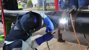 petugas-melakukan-first-welding-pembangunan-infrastruktur-pipa-gas-bumi.jpg