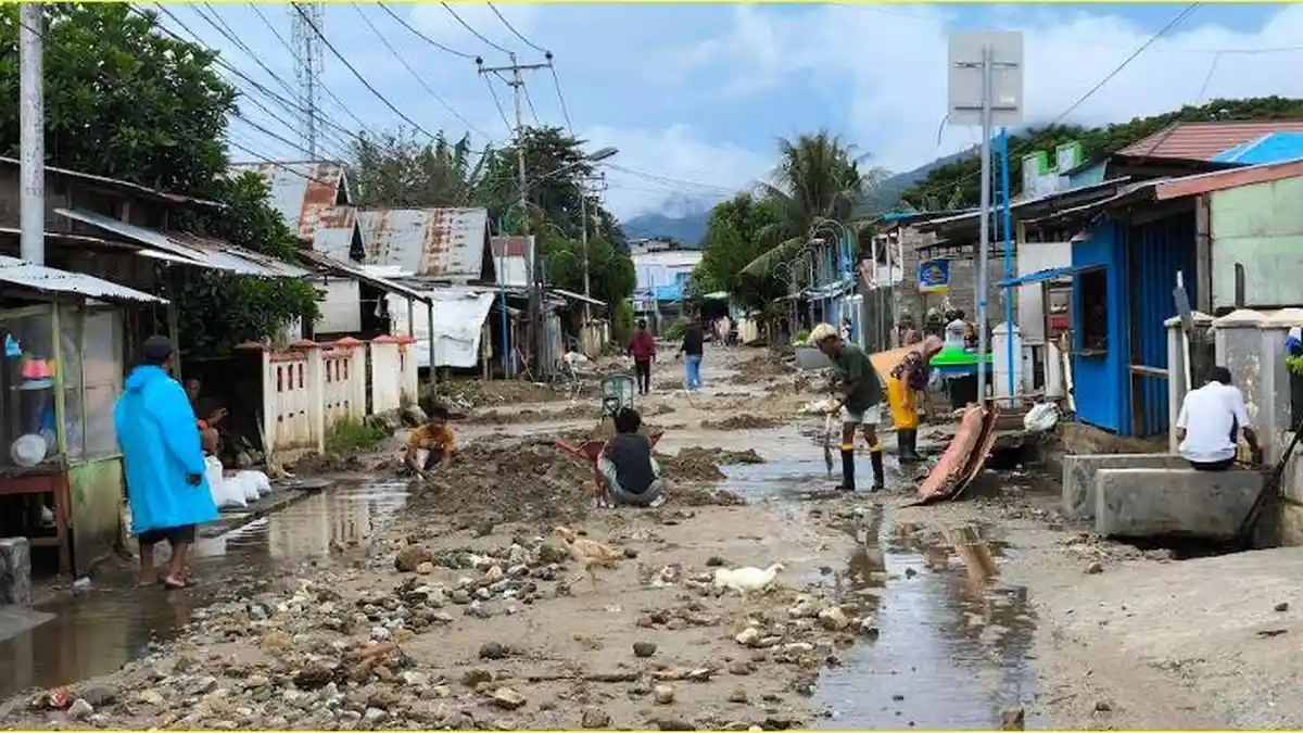 Kondisi Kelurahan Tenilo Gorontalo usai Diterjang Banjir Bandang, Bekas-bekas Longsor Tutupi Jalanan