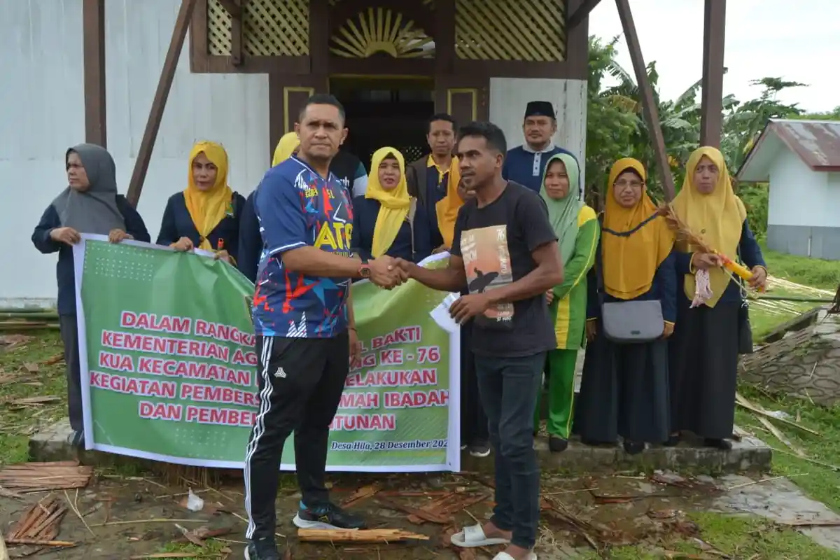 Sambut Hari Amal Bakti ke 76, KUA Leihitu Berikan Santunan ke Masjid hingga Gereja