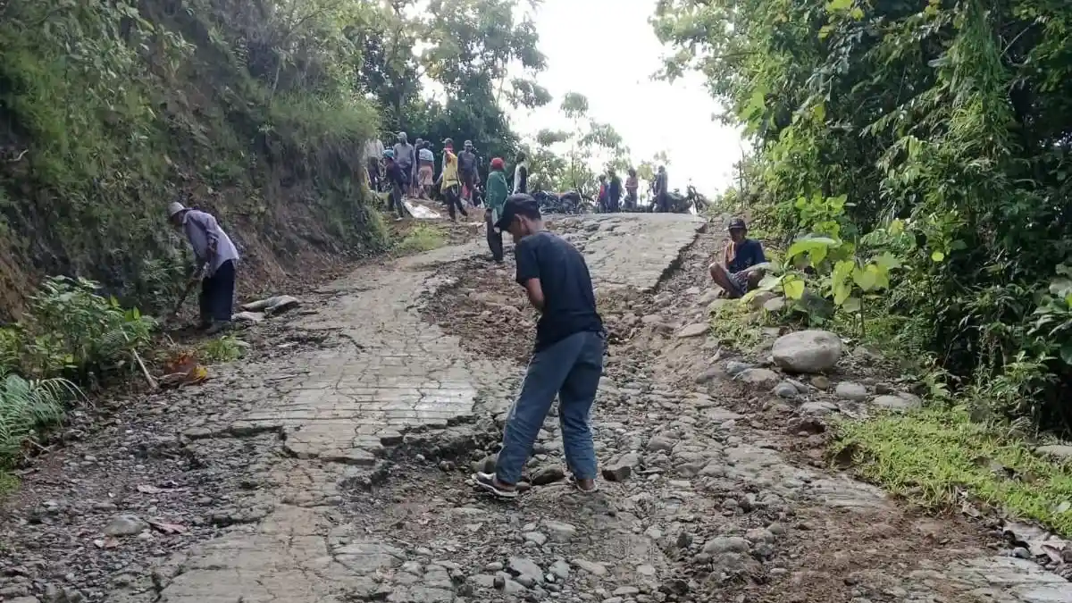 Lelah Menunggu Pemerintah, Warga di Lembang Pinrang Patungan Perbaiki Jalan