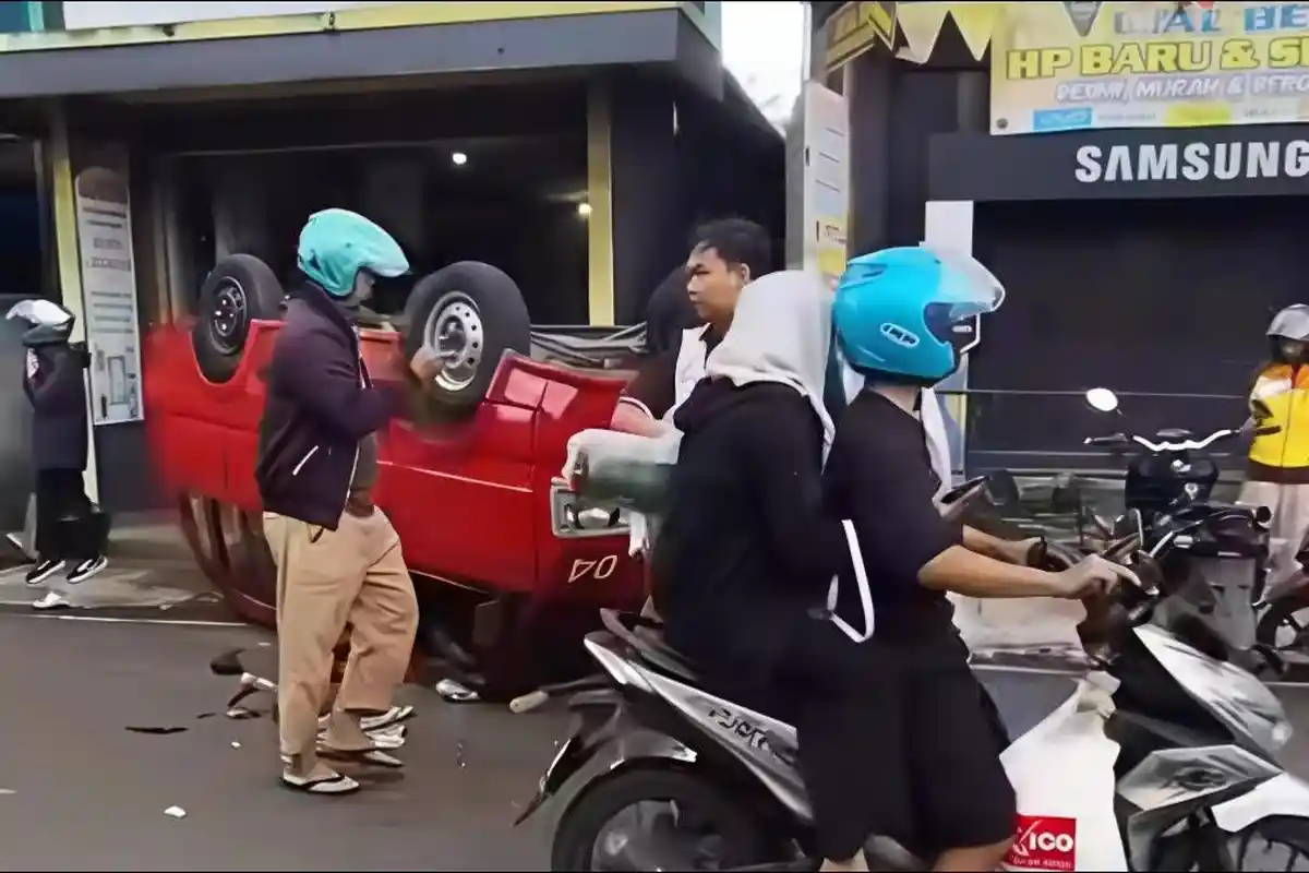 Fortuner Hantam Angkot Hingga Terbalik di Ciaul Sukabumi, Sopir Alami Luka Berat