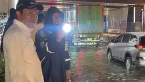 Bupati-Sidoarjo-Subandi-banjir-yang-merendam-jalan-depan-Lippo-Mall-Senin-malam.jpg