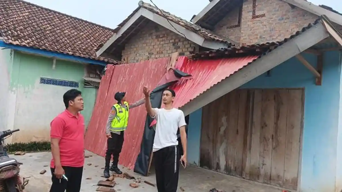 Desa Seleman dan Desa Guna Makmur Kabupaten OKU Diterjang Angin Puting Beliung, 28 Rumah Rusak