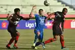 esteban-gabriel-vizcarra-dikepung-dua-pemain-persipura.jpg
