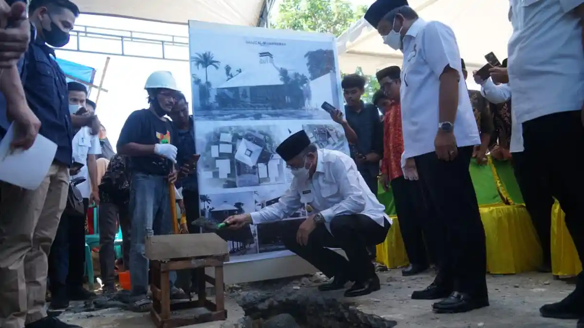 Gubernur Nova Letakkan Batu Pertama Pembangunan Masjid Bantuan Aceh di Sulawesi Barat