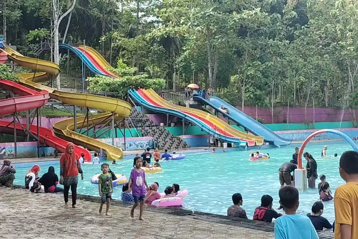 Wisata Waterboom Polman Ramai Pengunjung di Libur Lebaran, Ada Flying Fox hingga Taman Bermain Anak