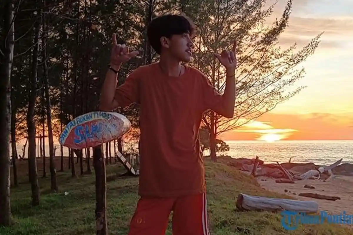 Pantai Tanjung Api di Paloh Sambas, Pos Monitoring Penyu dan Spot Camping di Bawah Pohon Cemara