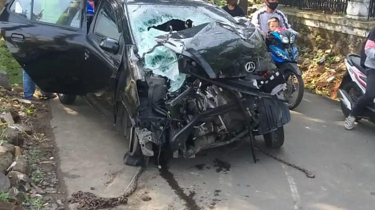 Pengendara Ayla Tertabrak Kereta di Perlintasan Tanah Kusir, Korban Alami Luka Memar