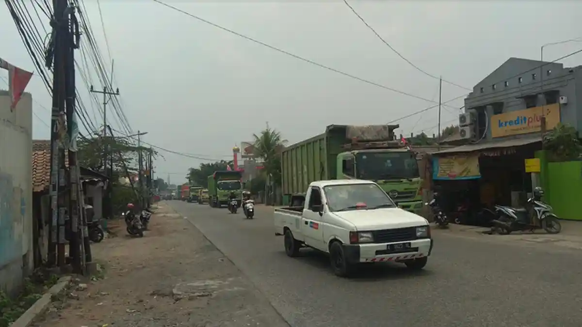 Jalan Raya Gunungputri Terpantau Ramai Lancar, Hati-hati Banyak Truk Lalu Lalang