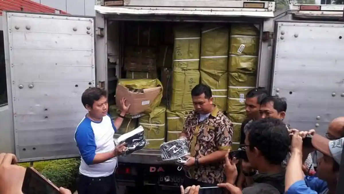 Dua Kontainer Berisi Sepatu Nike Palsu Diselundupkan Lewat Tanjung Emas Semarang - sepatu-palsu_20160930_150616.jpg