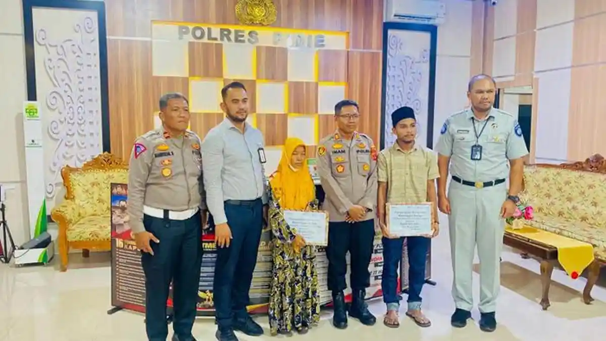 Kurang 24 Jam, Kapolres Pidie Bersama Jasa Raharja Serahkan Santunan Korban Kecelakaan di Pidie
