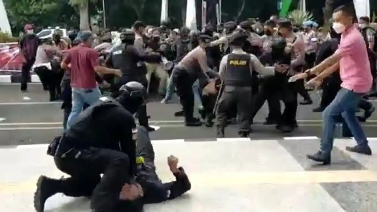 Nasib Oknum Polisi yang Banting Mahasiswa, Diberi Sanksi Terberat dan Ditahan Ditempat Khusus