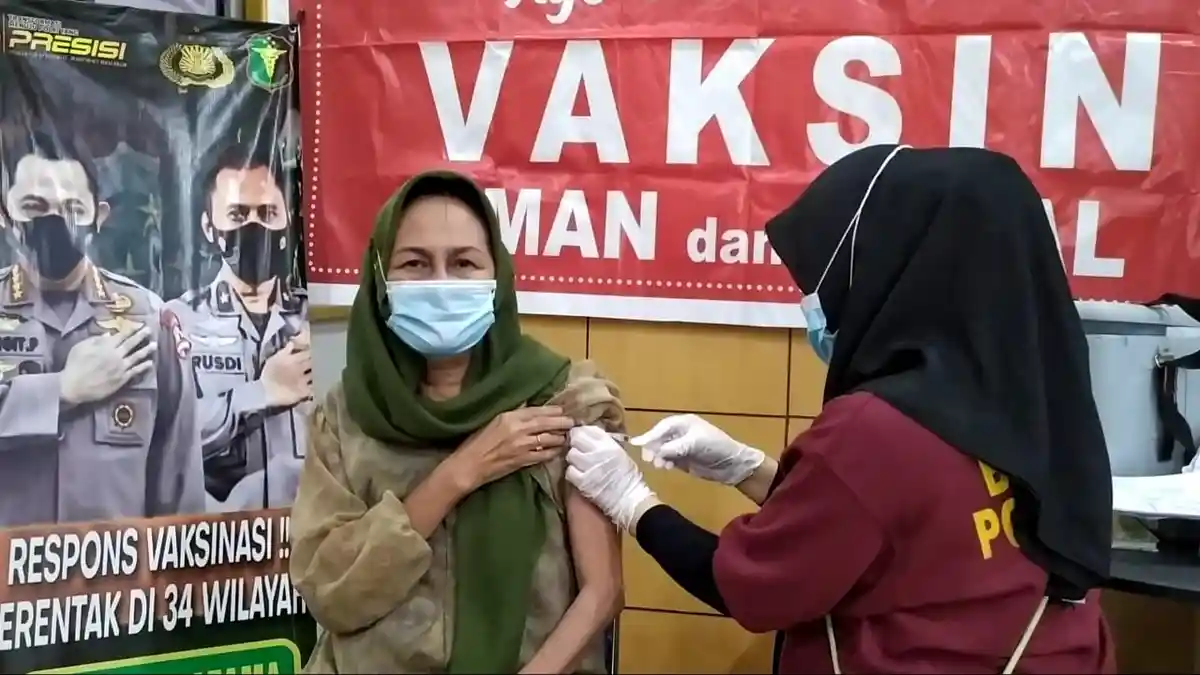 Oma Latifa Senang Ikut Vaksinasi Covid 19 di Polres Kotamobagu