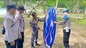 Papan-selancar-milik-Gunther-WNA-di-Pantai-Grajagan-Banyuwangi.jpg