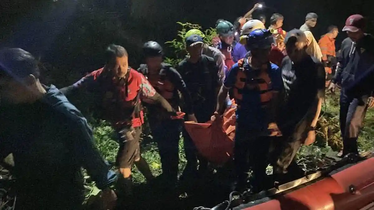 Hanyut saat Berenang, 2 Bocah Ditemukan Tewas Berpelukan di Dasar Sungai