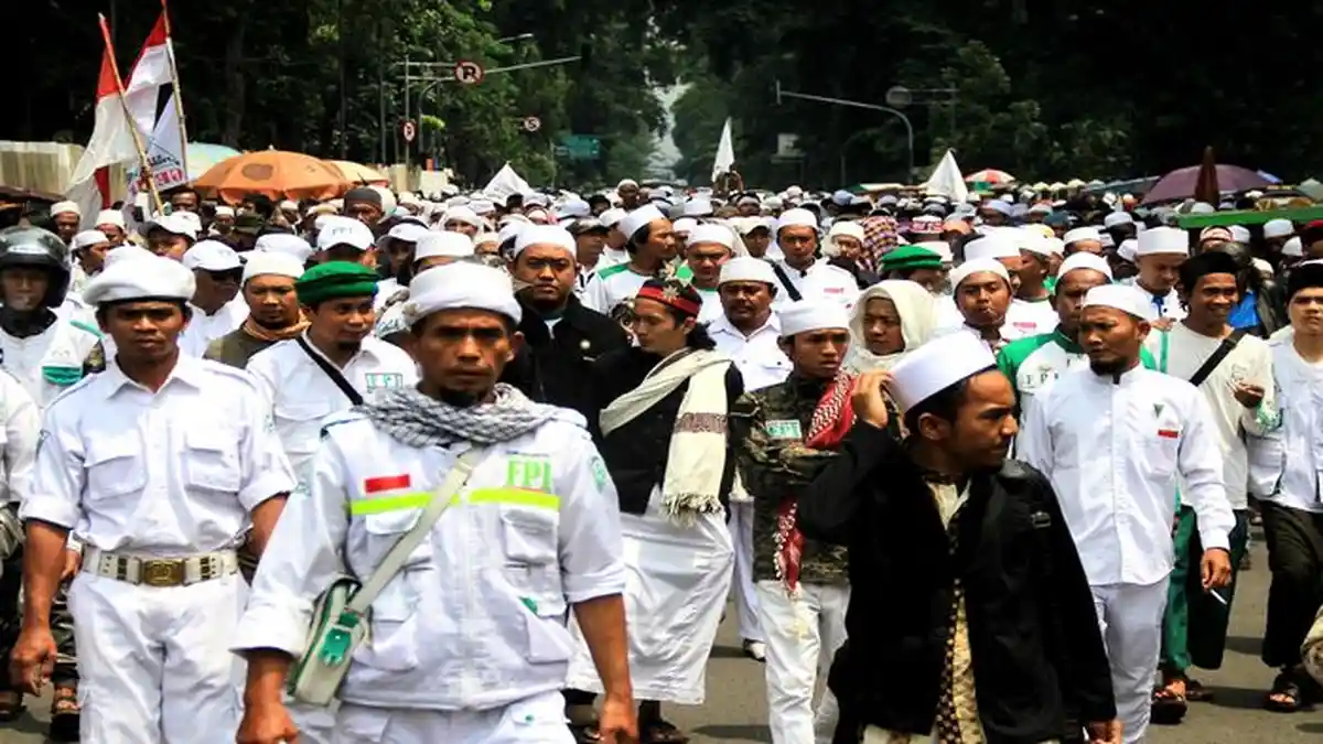 Masyarakat Muslim Sunda Berunjukrasa di Depan Gedung Sate - ratusan-masa-membubarkan-diri-usai-berunjukrasa-di-gedung-sate_20151207_161822.jpg