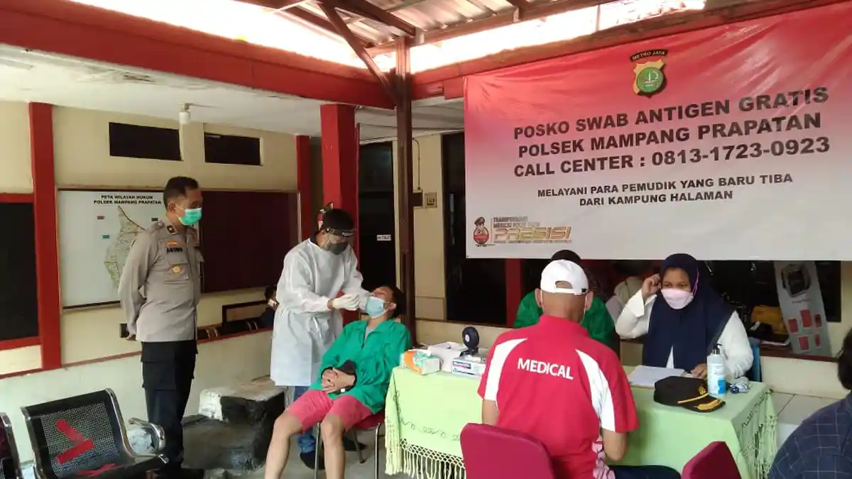 Mudik Lebaran, 100 Warga Jalani Tes Swab Antigen di Polsek Mampang Prapatan