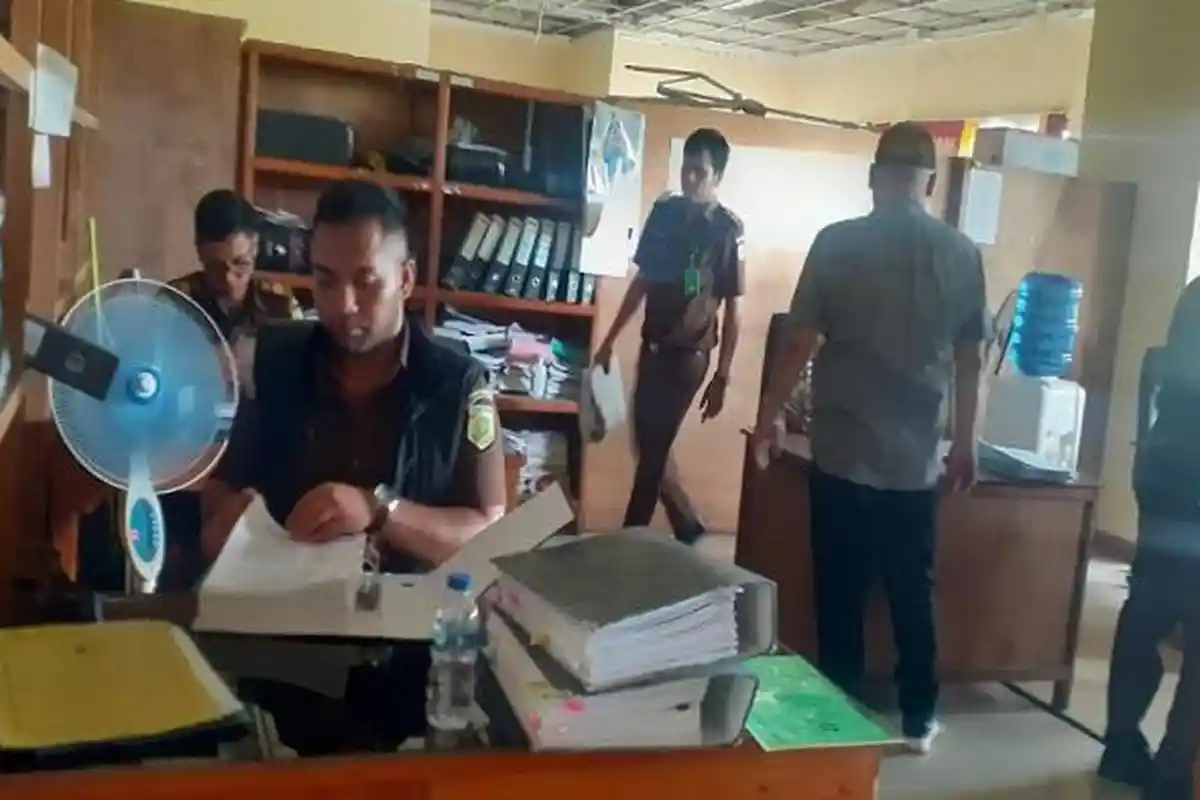 BREAKING NEWS: Jaksa Geledah Kantor Bupati Sumba Barat Daya