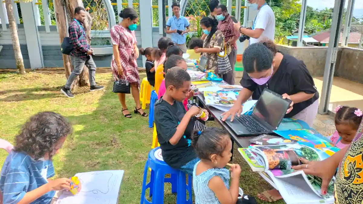 Pastor Paroki St Thomas Aquinas: Perpustakaan Keliling TribunPapuaBarat.com Hidupkan Budaya Membaca