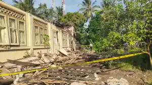 Atap-rumah-rumah-warga-Dabo-Singkep-di-Lingga-Kepri-roboh.jpg