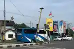 1perem1bus-mira-menabrak-6-mobil-dan-2-motor-yang-tengah-antre-menunggu-lampu-merah.jpg