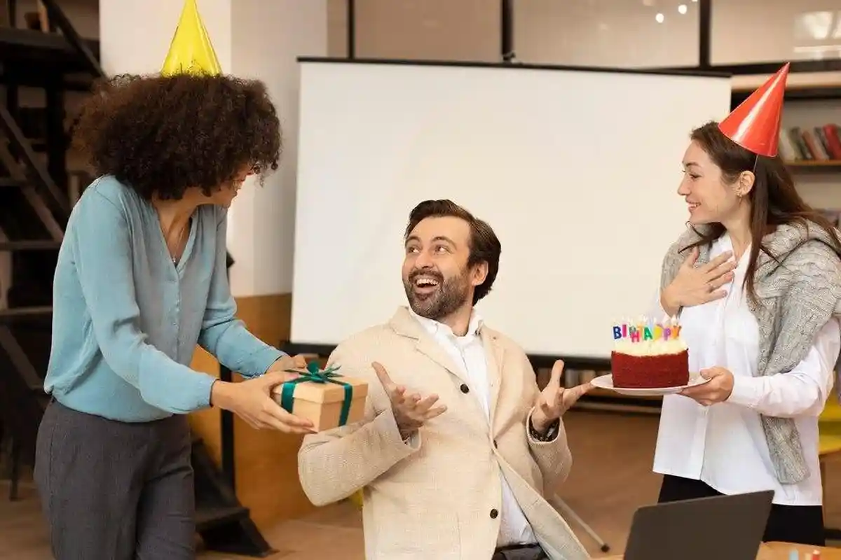 35 Pantun Ulang Tahun untuk Atasan, Bikin Momen Pertambahan Usia Bos atau Pimpinan Lebih Berkesan