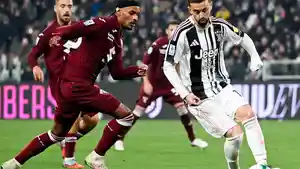 Pemain-Juventus-berupaya-mengecoh-pemain-lawan-dalam-laga-Liga-Italia.jpg