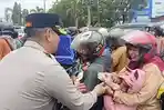 Aksi Humanis Polisi di Cirebon, Pemudik Roda Dua Diberi Vitamin Hingga Jas Hujan