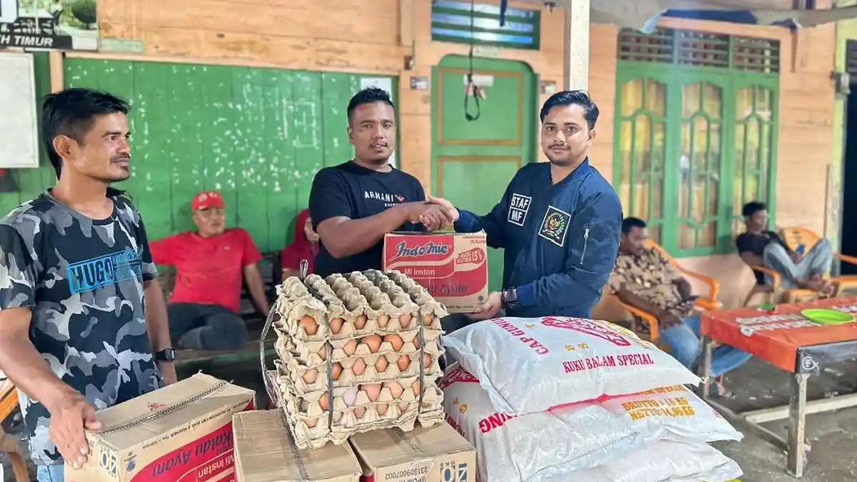 Haji Uma Salurkan Bantuan Masa Panik Untuk Korban Angin Kencang di Aceh Timur