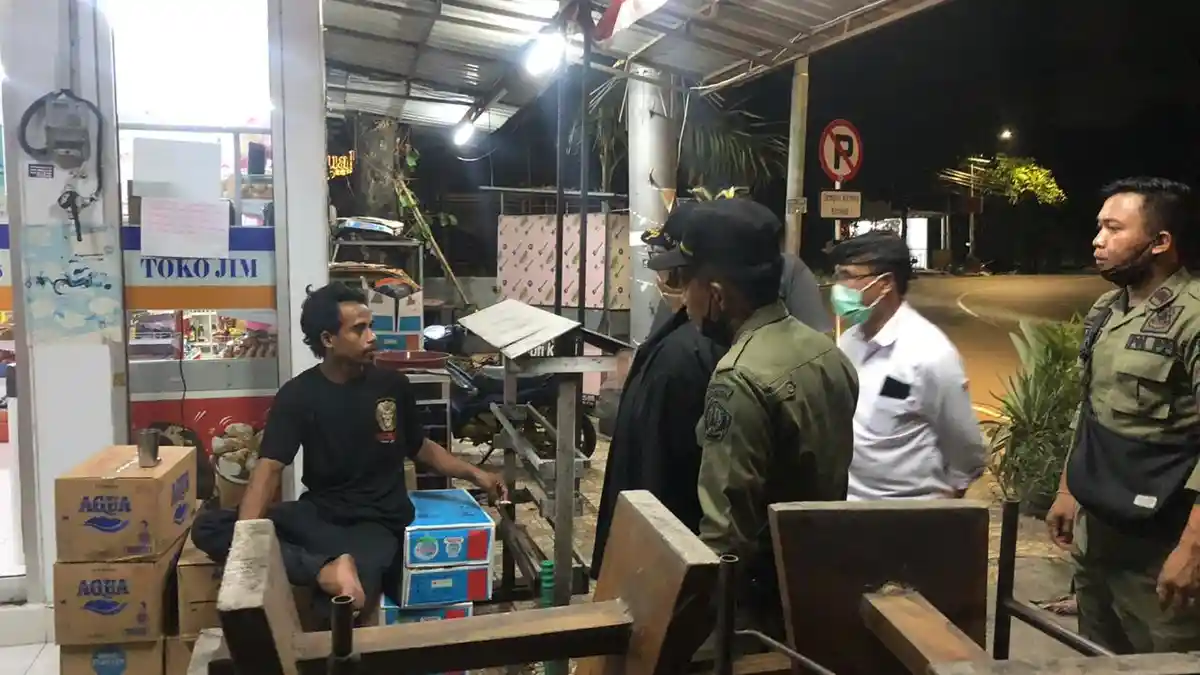 Monitor Pembatasan Jam Operasional, Satpol PP Denpasar : Coba Melanggar, Kami Bubarkan