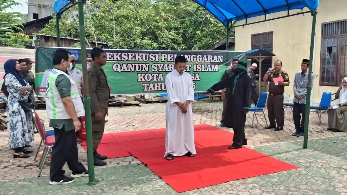 Terbukti 'Begal' Payudara Ibu-ibu, Pemuda di Langsa Ini Dicambuk 27 Kali